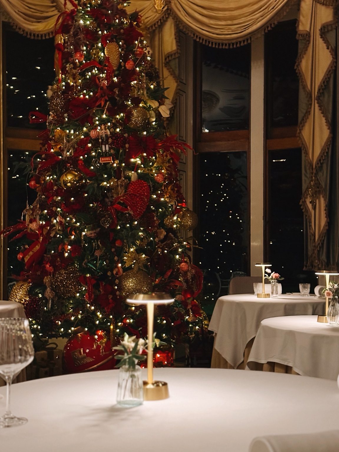 Festive restaurant web